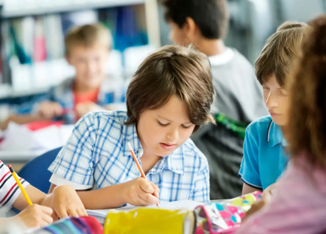 تنبلی در نوشتن تکالیف، چطور کودک را علاقه‌مند کنیم؟