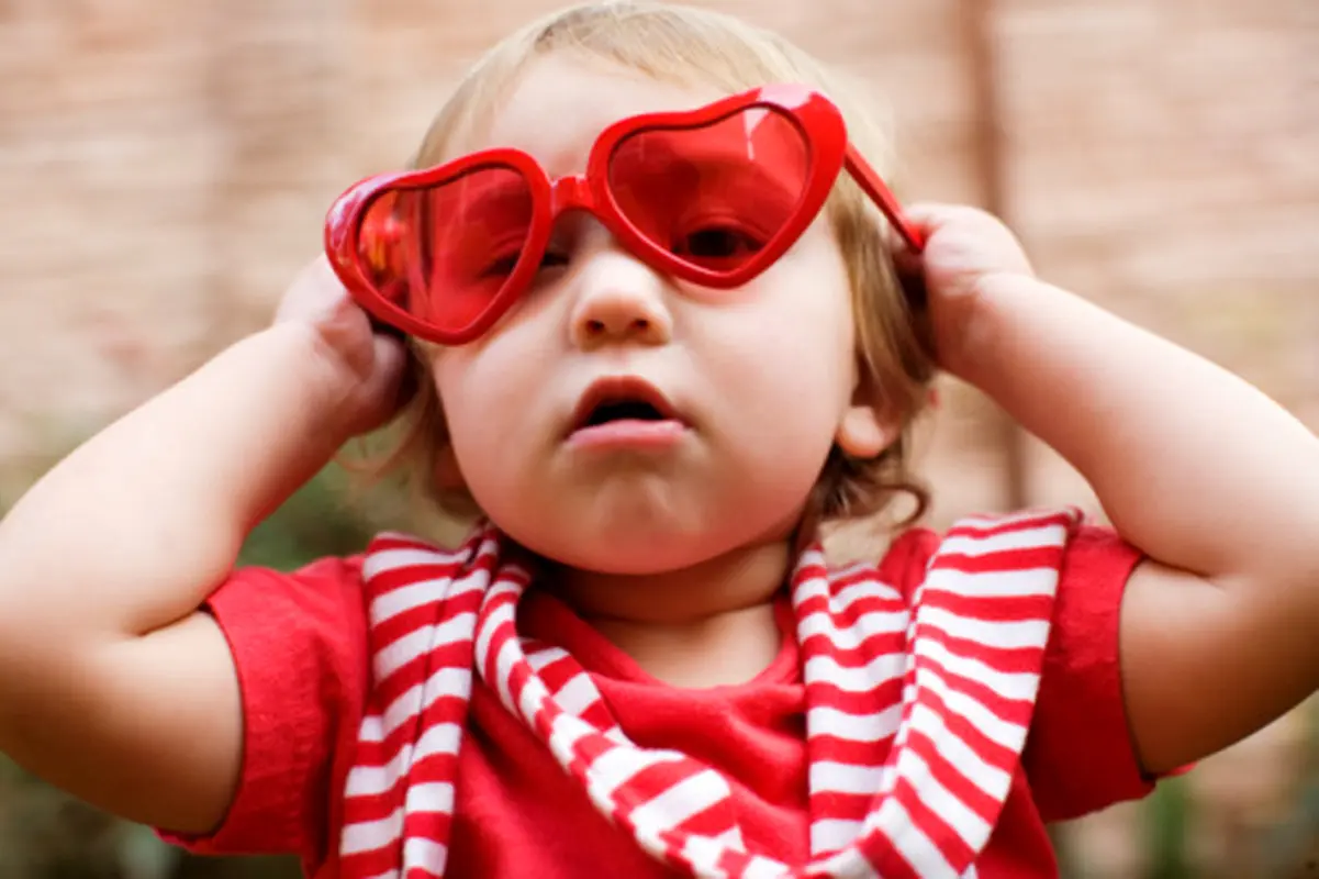 عینک آفتابی برای کودکان، چه شکلی باشه؟
