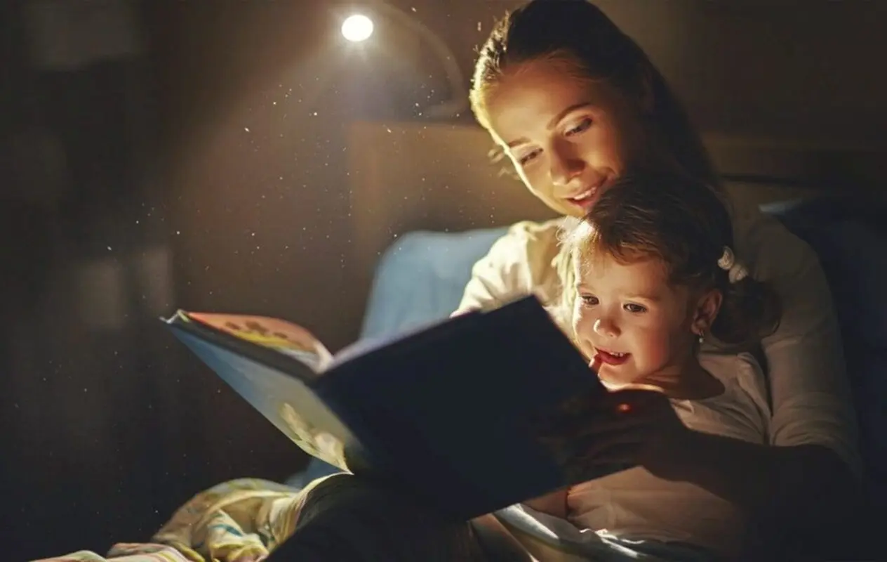 فواید قصه برای کودک؛ چرا باید برای بچه‌ها قصه بگوییم؟