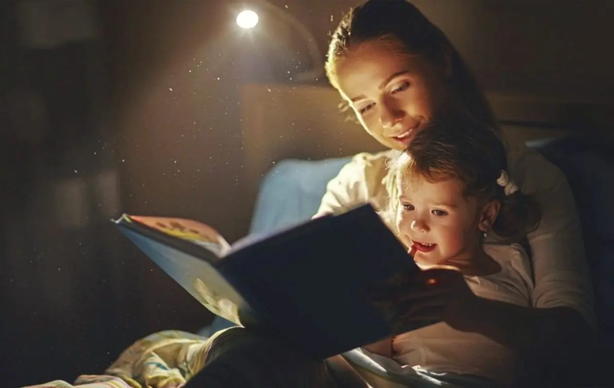 فواید قصه برای کودک؛ چرا باید برای بچه‌ها قصه بگوییم؟
