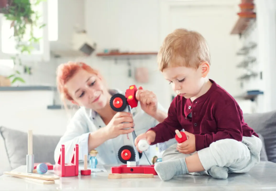 چگونه با کودک بازی کنیم؟