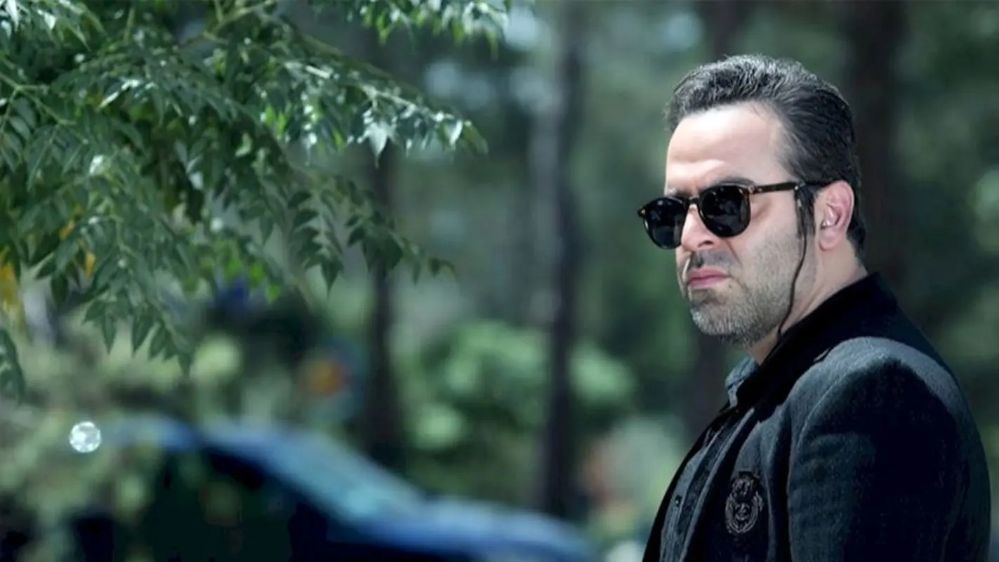 عکس های زیرخاکی از کودکی بهرنگ علوی / جذابیت آقای بازیگر در کنار مادر محجبه اش !