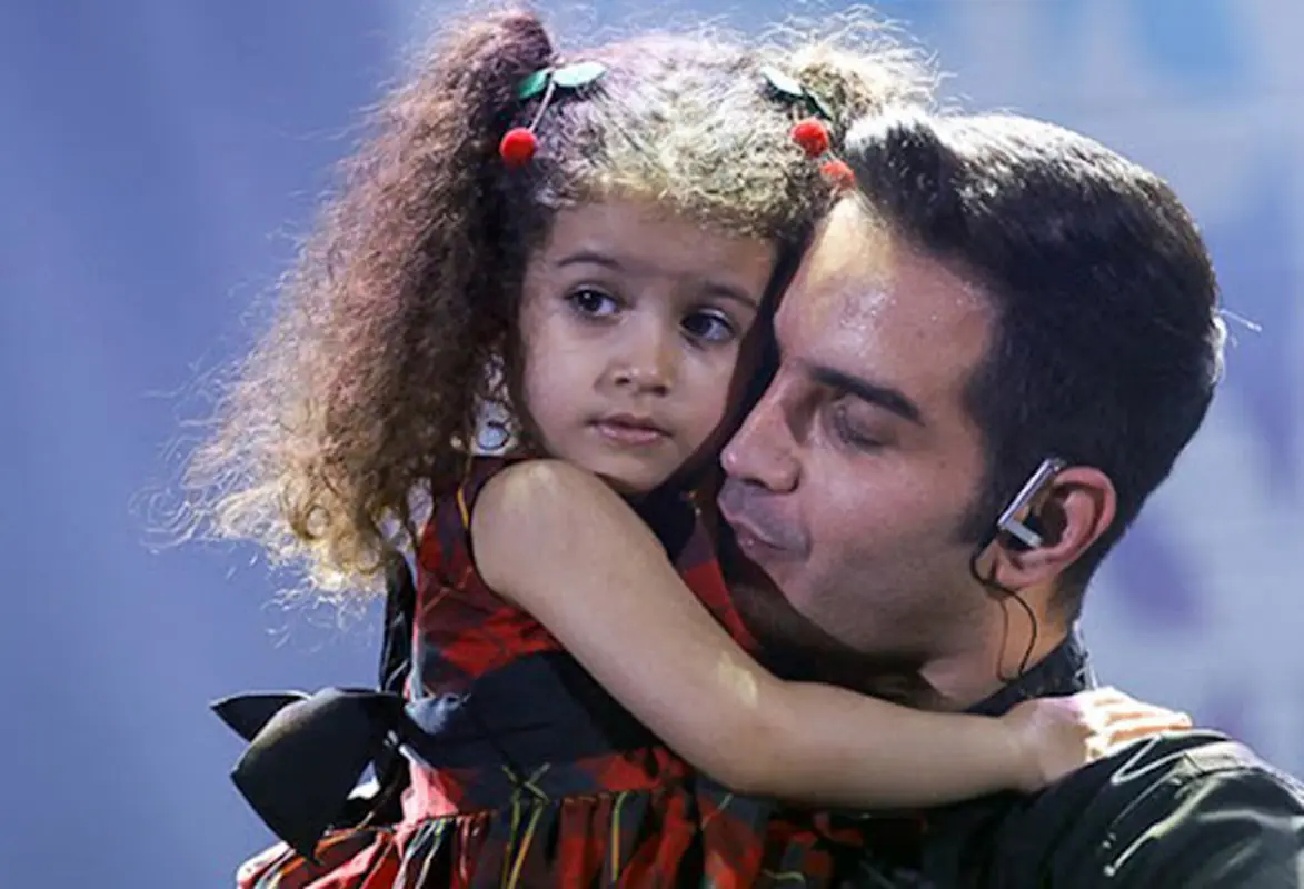 اولین عکس از دختر جذاب موفرفری خواننده معروف ایرانی / خوشگل و نمکی 