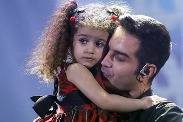 اولین عکس از دختر جذاب موفرفری خواننده معروف ایرانی / خوشگل و نمکی 