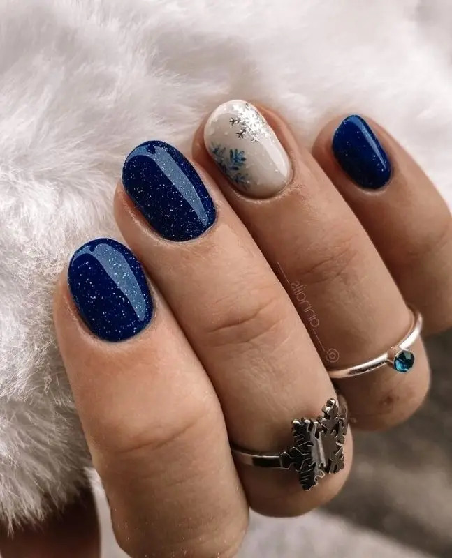 مدل های ناخن سرمه ای و سفید؛ انتخابی شیک برای استایل‌های امروزی