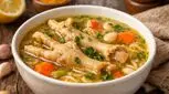 طرز تهیه سوپ پای مرغ؛ دستور کامل یک سوپ ارزان و مقوی برای تقویت بدن و درمان سرماخوردگی