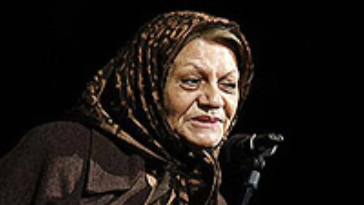 لحظه‌ی احساسی و ماندگار: نوه‌ای در آغوش مادربزرگ از دست رفته/ مهری ودادیان کیست؟ 