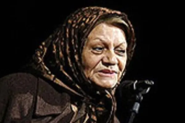 لحظه‌ی احساسی و ماندگار: نوه‌ای در آغوش مادربزرگ از دست رفته/ مهری ودادیان کیست؟ 