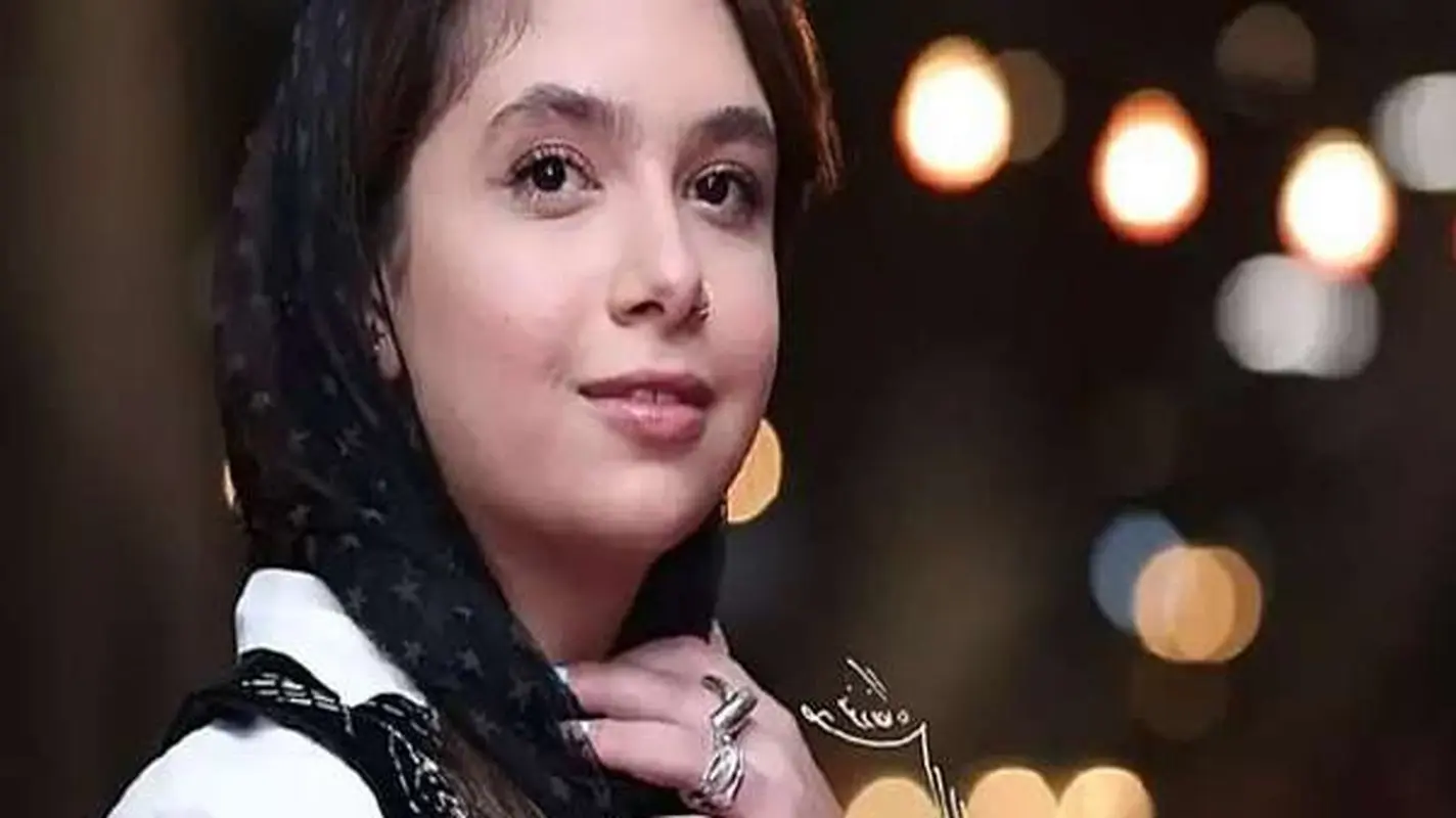 معمای حضور دختر مستانه مهاجر کنار این بازیگر مشهور در هواپیما + عکس