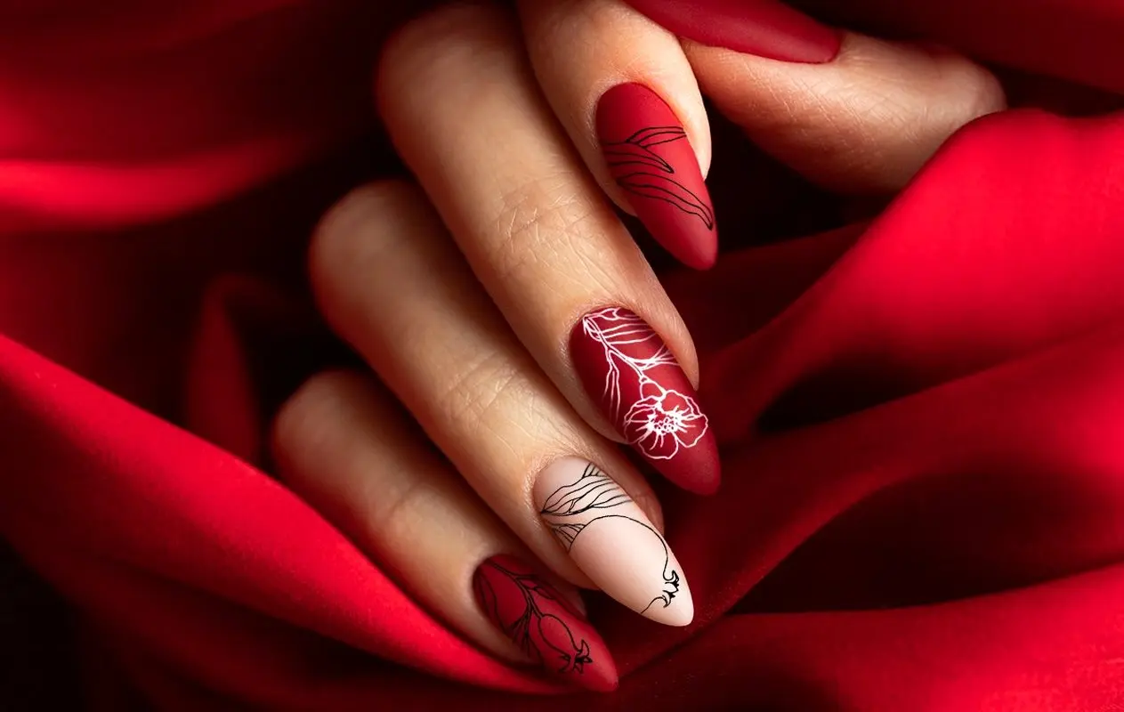 مدل های لاک ناخن ساده و شیک برای یلدا، دیزاین و رنگ های ترند امسال