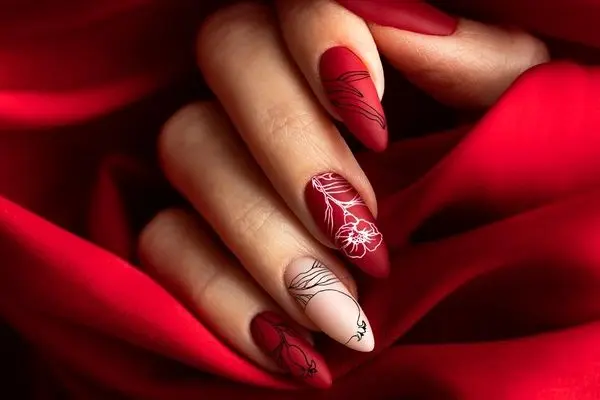 مدل های لاک ناخن ساده و شیک برای یلدا، دیزاین و رنگ های ترند امسال