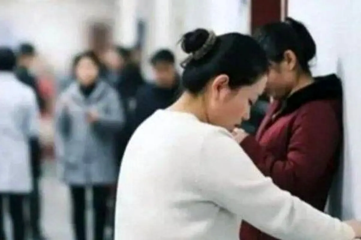 شوهر فداکار صندلی همسر باردارش شد!