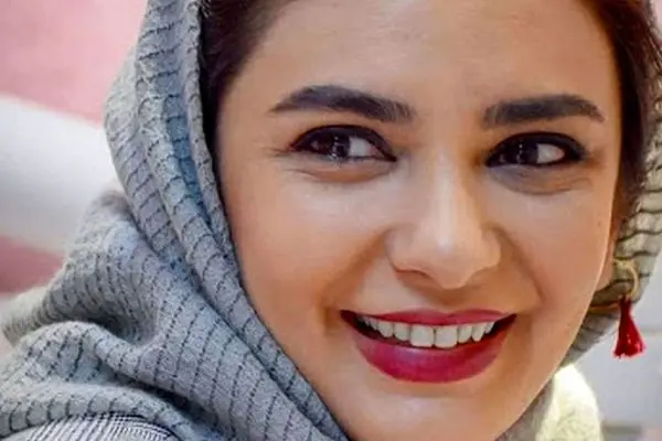 دوقلوهای لیندا کیانی و مکالمه عجیب با یک تلفن قدیمی! +فیلم