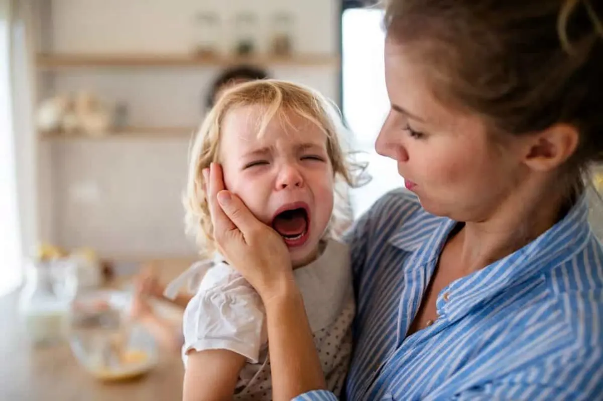 با کودکی که زیاد جیغ میزند، چه باید بکنیم؟