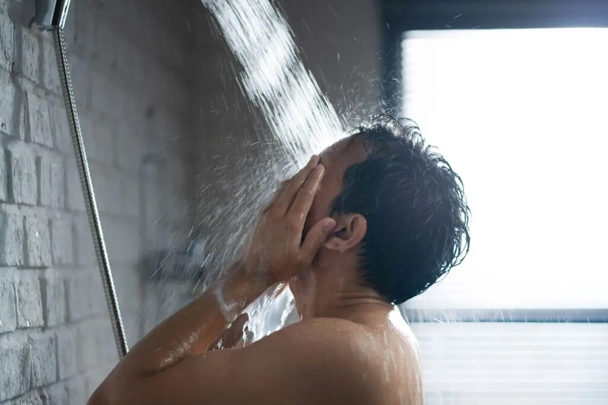 دوش صبحگاهی یا شامگاهی؟ کدام سالم تر است؟