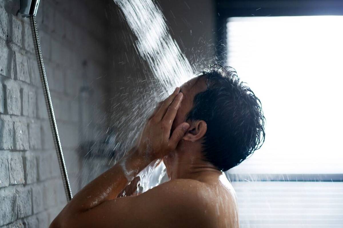 دوش صبحگاهی یا شامگاهی؟ کدام سالم تر است؟