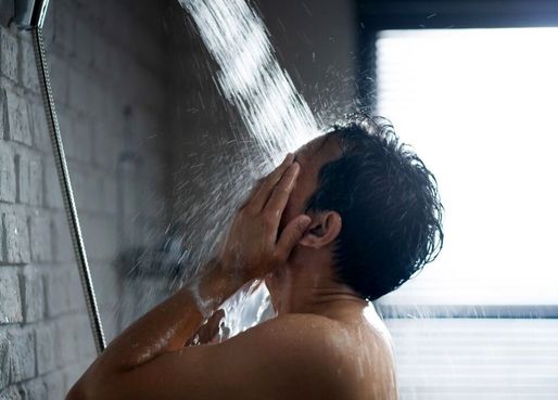 دوش صبحگاهی یا شامگاهی؟ کدام سالم تر است؟