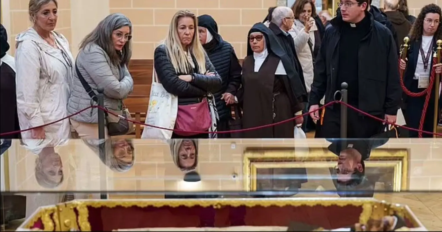 جنازه قدیسه بعد از 100 سال در نمایش عموم (عکس18+)