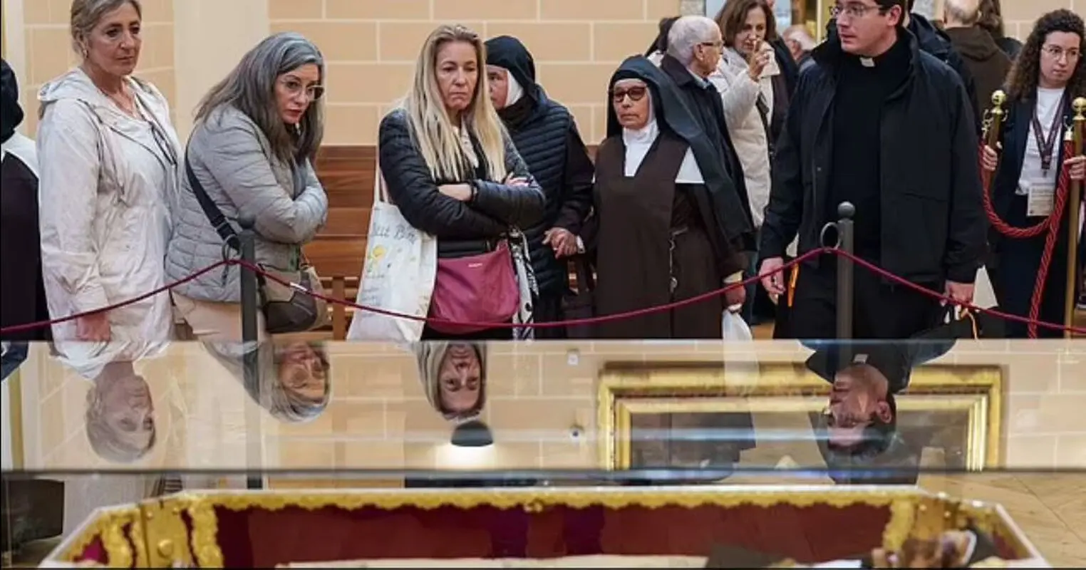 جنازه قدیسه بعد از 100 سال در نمایش عموم (عکس18+)