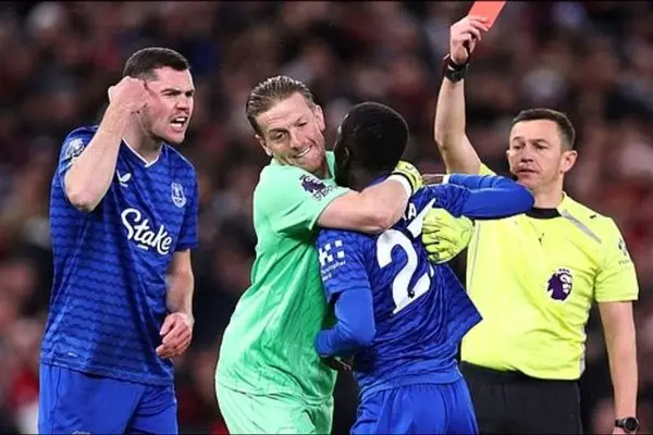 جنجال بزرگ در دنیای فوتبال ؛ این بازیکن به هم تیمی اش سیلی زد! (عکس)