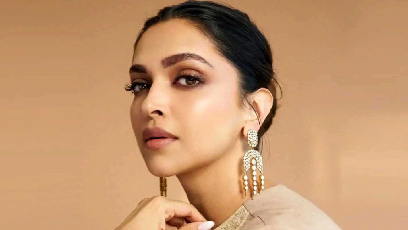 ساری زیبای این بازیگر هندی چشم ها را خیره کرد (تصاویر)