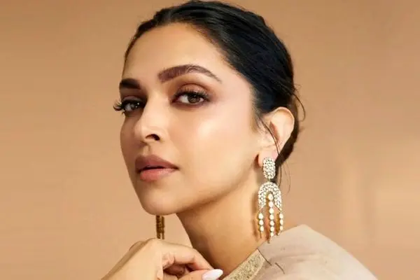 ساری زیبای این بازیگر هندی چشم ها را خیره کرد (تصاویر)