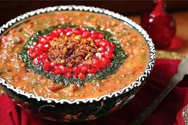 طرز تهیه آش انار تهرانی؛ غذای ویژه شب یلدا