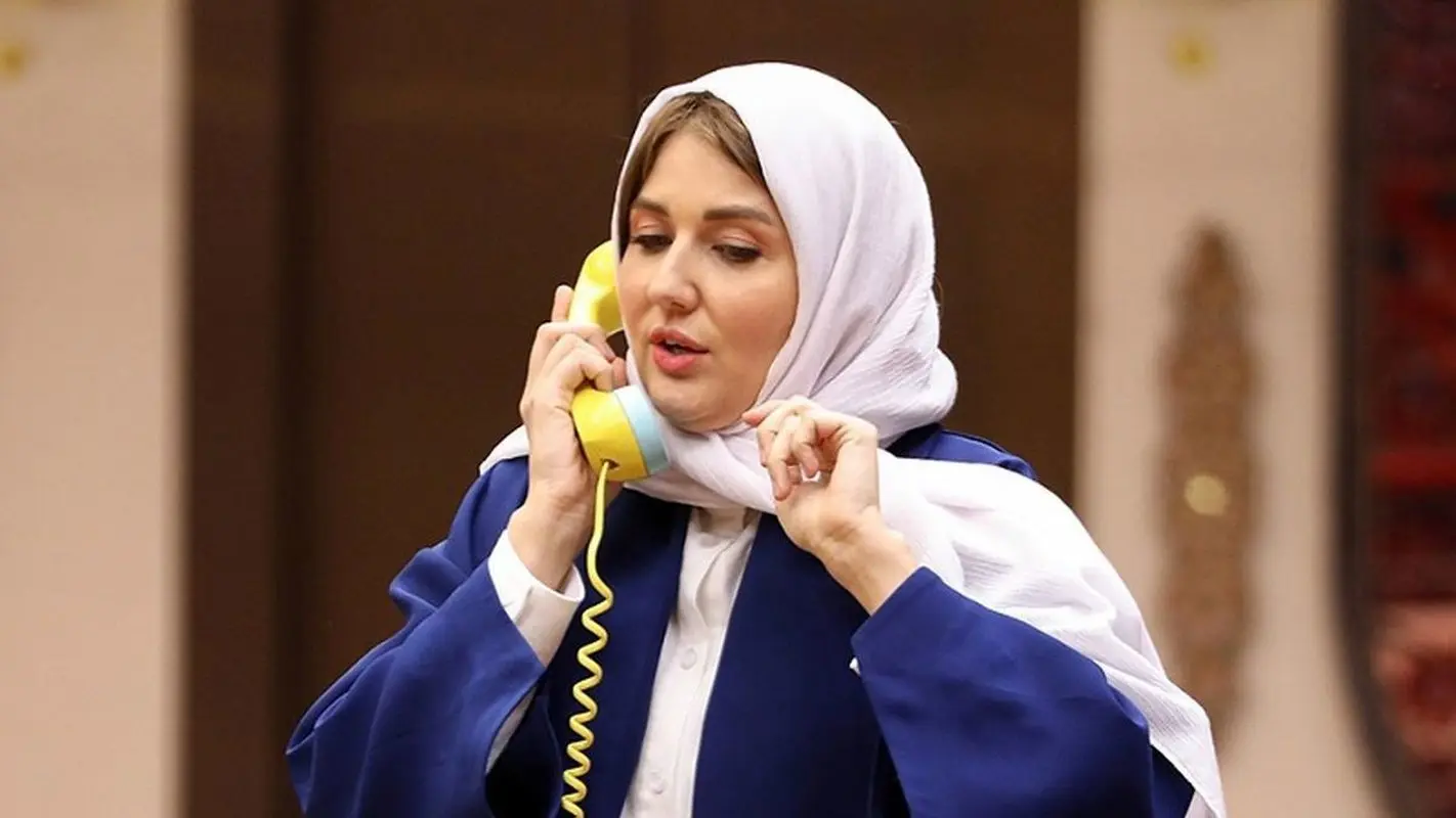 عکس شگفت‌انگیز گلوریا هاردی در کنار حرم امام رضا / چقدر حجاب بهش میاد 