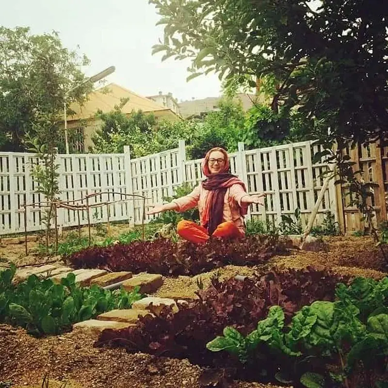 عکسی از حیاط ویلای مجلل خانم بازیگر ایرانی