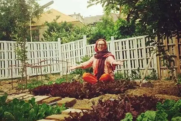 عکسی از حیاط ویلای مجلل خانم بازیگر ایرانی