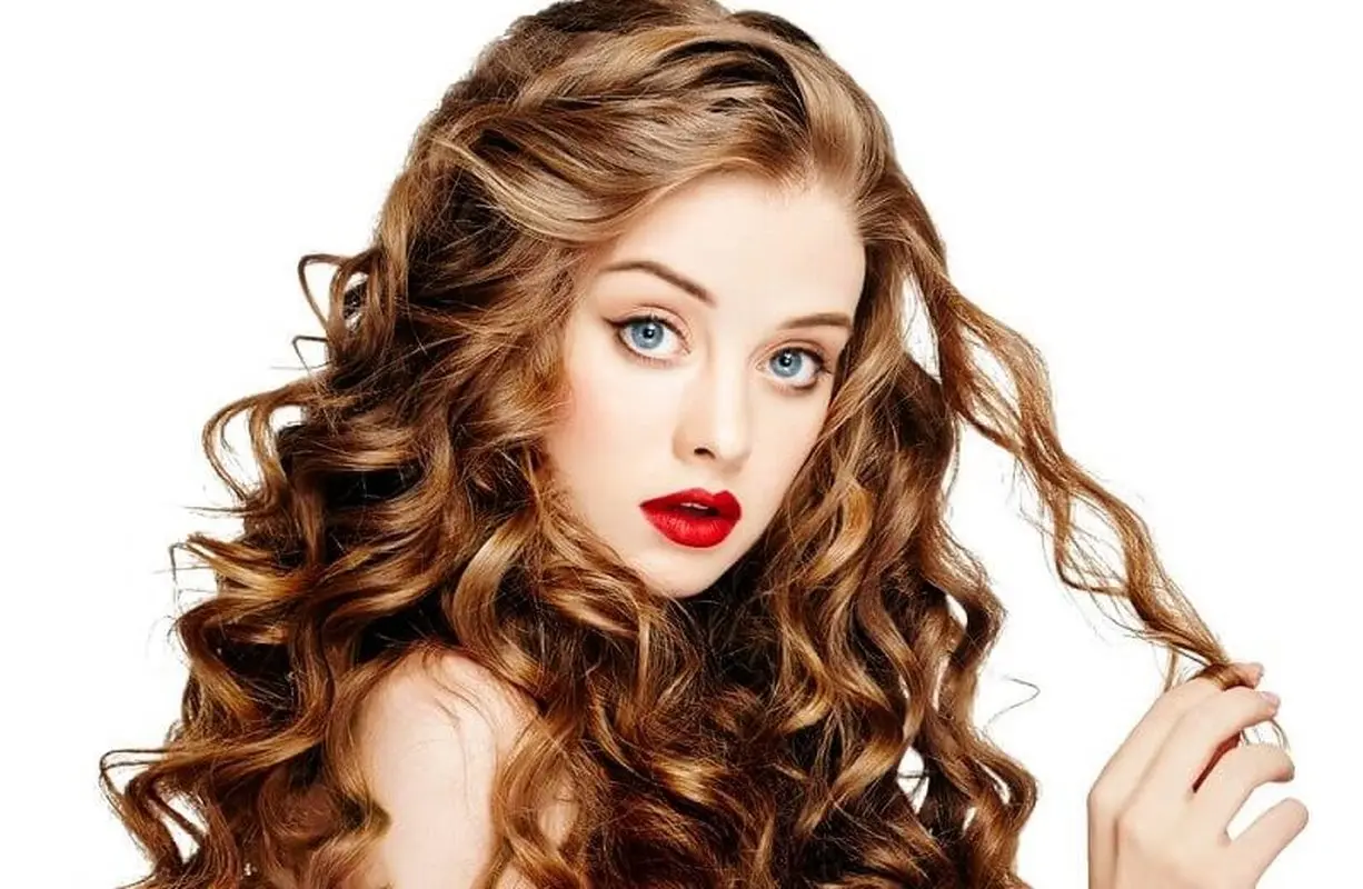 6 نکته برای خوابیدن با موی فر/ چطور حالت مو را در طول شب حفظ کنیم؟