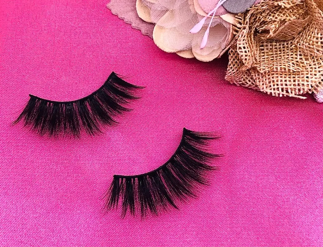 عوارض ناشی از استفاده مژه های مصنوعی