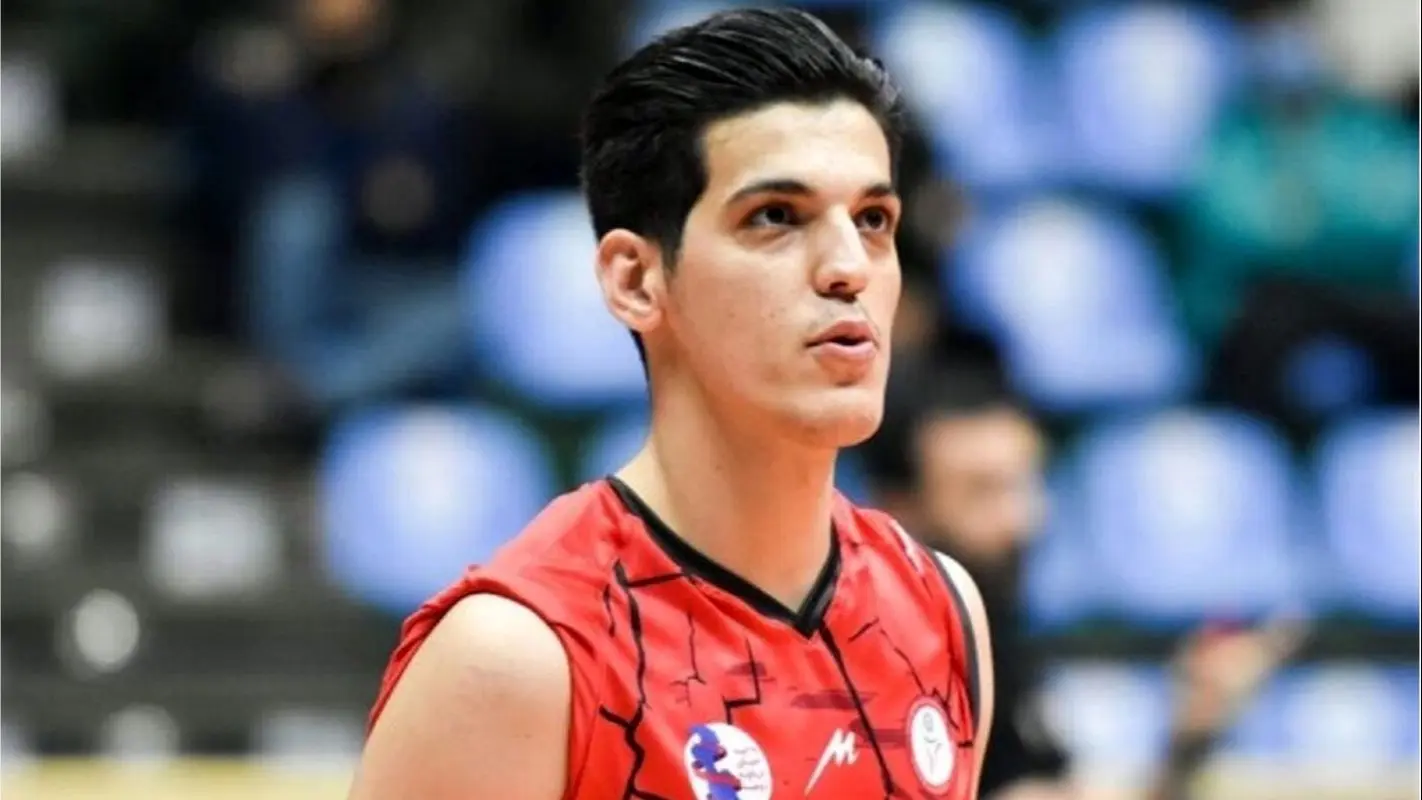 تصویر غمبار پدر صابر کاظمی بر بالین پسرش / پسرم لطفا بلند شو