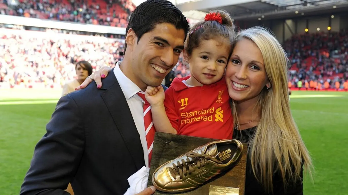 این ستاره بزرگ فوتبال در خانه هم ظرف می شوید و هم بچه داری می کند!