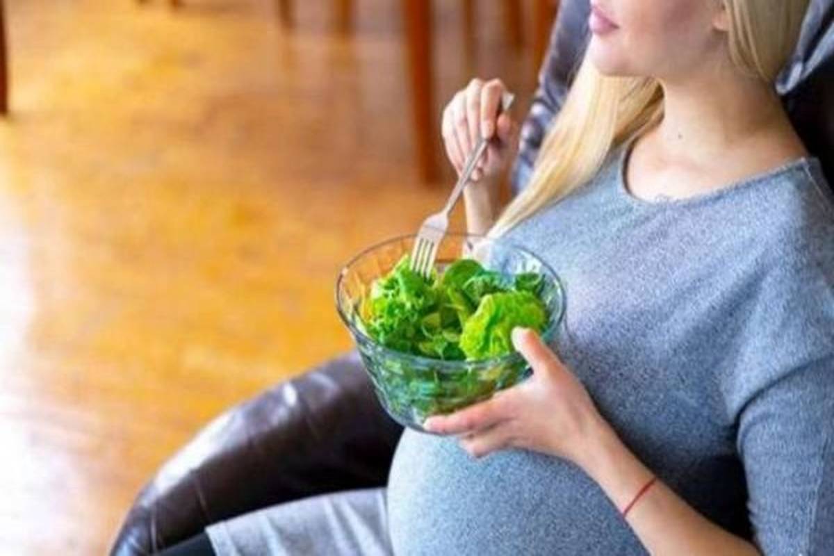 عوارض کرفس برای خانم‌های باردار
