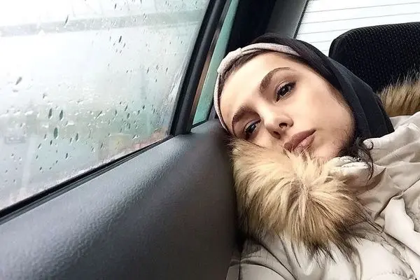 گردش جوانه دلشاد در تهران با استایل لاکچری و چند لایه جین