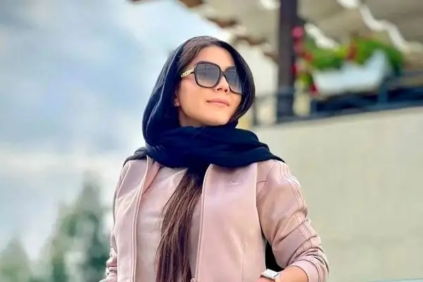 وایرال شدن استایل میلیاردی و سراسر برند آزاده زارعی در سفرهای خارجی‌اش!