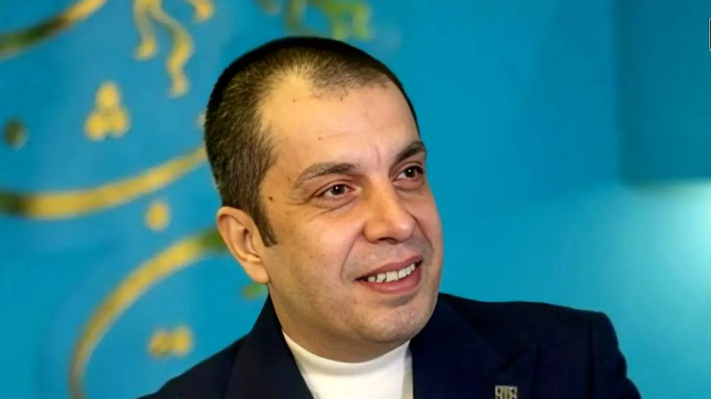 تصویری احساسی از کودکی عباس جمشیدی فر همراه با والدینش / چه بانمک بوده ! 