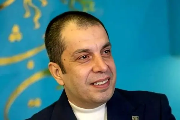 تصویری احساسی از کودکی عباس جمشیدی فر همراه با والدینش / چه بانمک بوده ! 