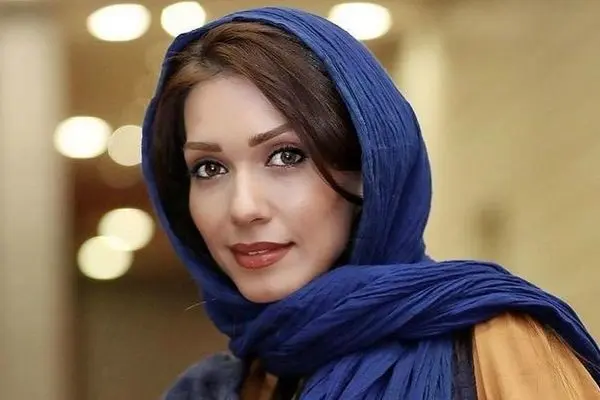شهرزاد کمال زاده با ژست خاص روی پله‌های خانه تاریخی زیبای کاشان!
