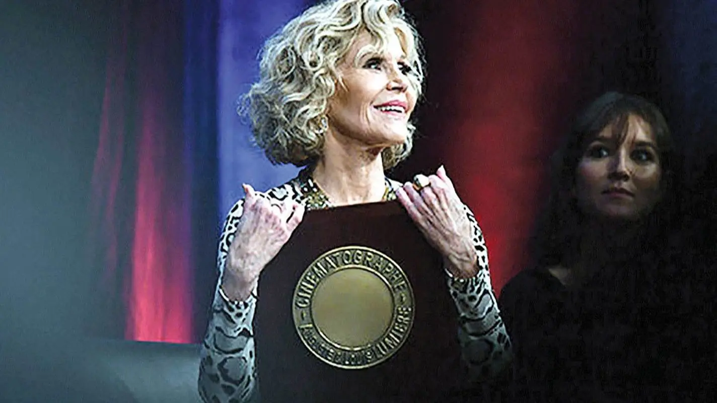 استایل خیره کننده و پرزرق و برق هنرپیشه 87 ساله (عکس)