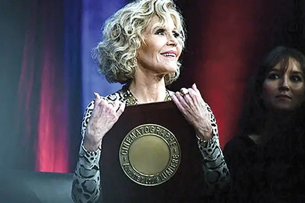 استایل خیره کننده و پرزرق و برق هنرپیشه 87 ساله (عکس)