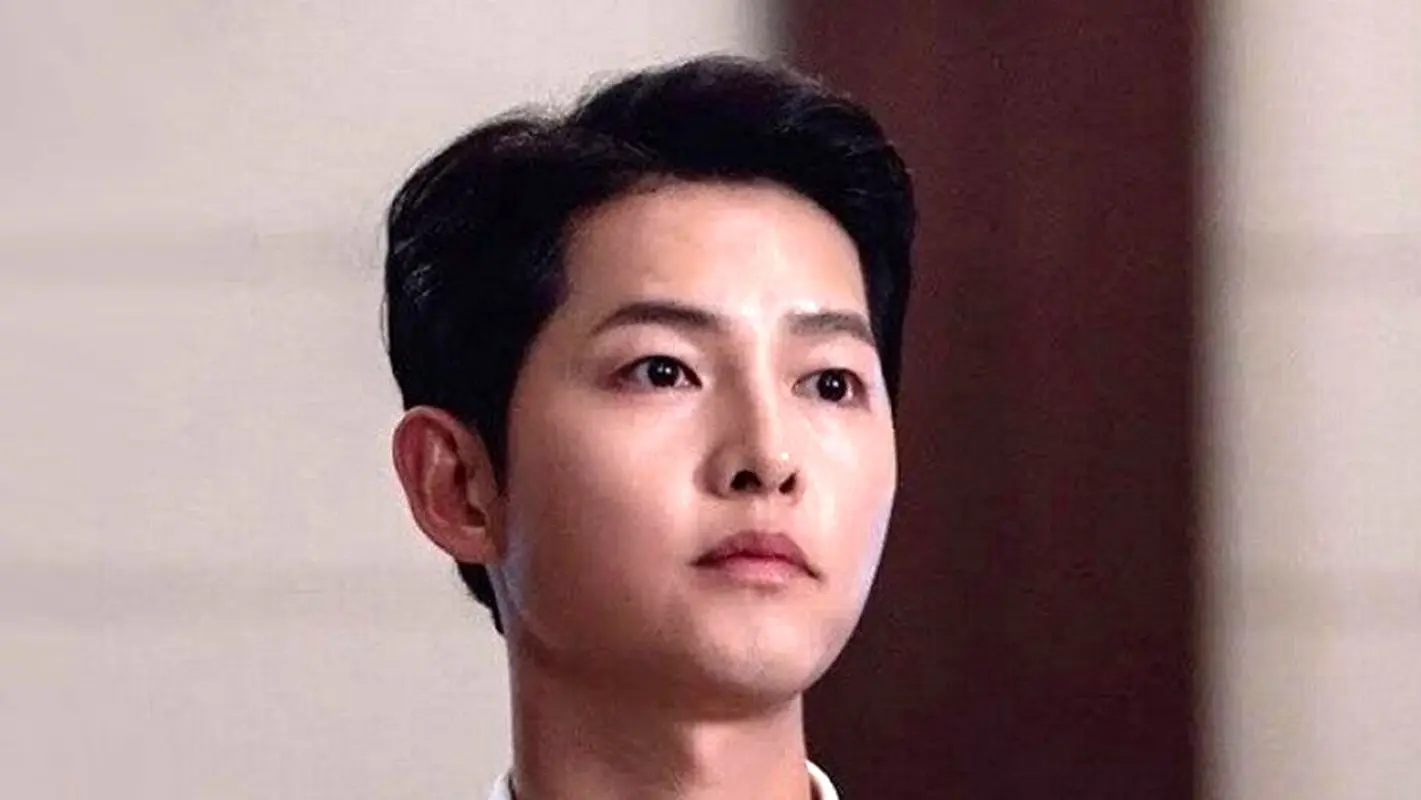 ژست جنجالی وکیل معروف کی‌دراما با کت چشم‌گیرش