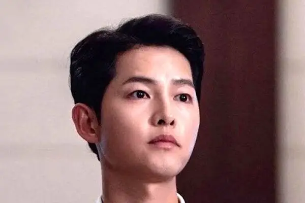 ژست جنجالی وکیل معروف کی‌دراما با کت چشم‌گیرش