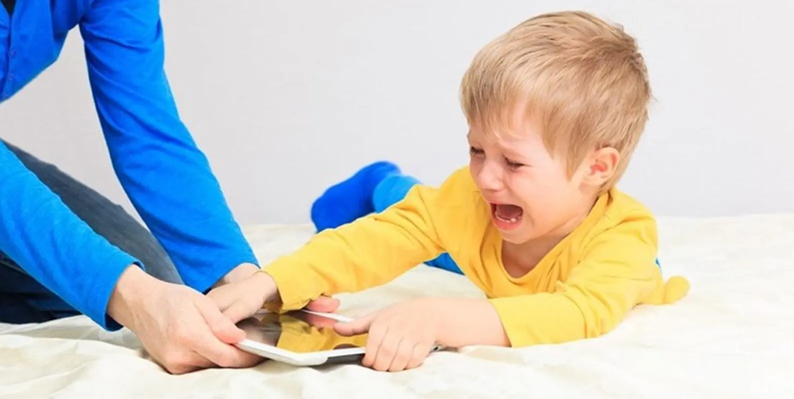 چرا فرزندم در بیرون از خانه مودب است، اما در خانه بی ادبی می کند؟