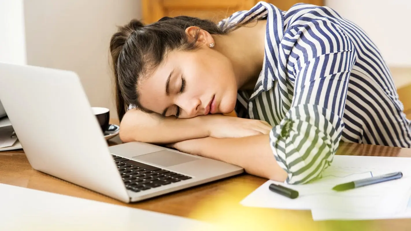چرا بعد از چُرت زدن، حالمان بد میشود؟