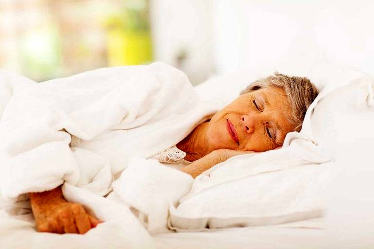 خانم‌های مسن مراقب باشند/ خواب‌آلودگی زیاد می‌تواند نشانه آلزایمر باشد

