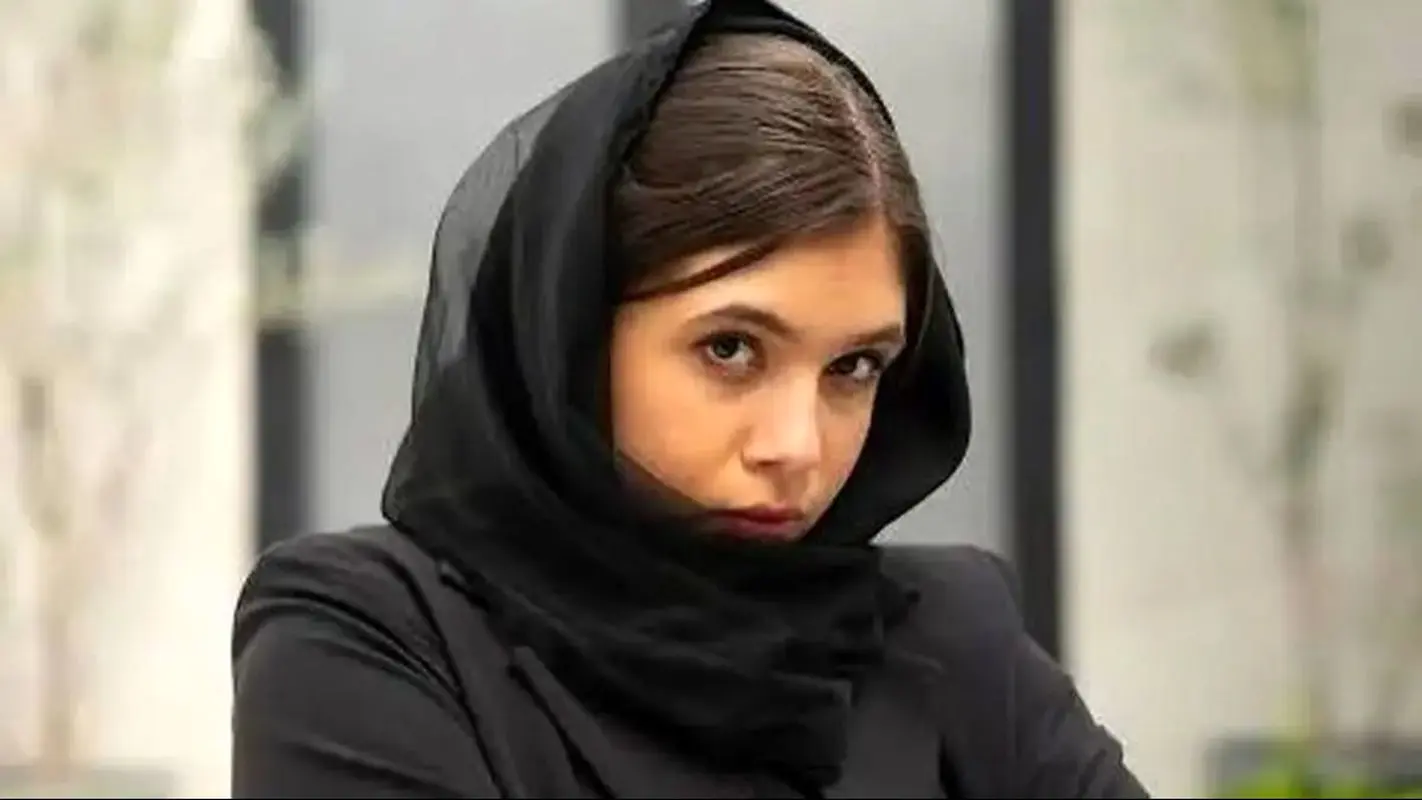 طلاق با بازیگر معروف چه کرد؟ راز خوشحالی دختر بازغی در کنار والدین جدا شده!+ عکس جنجالی