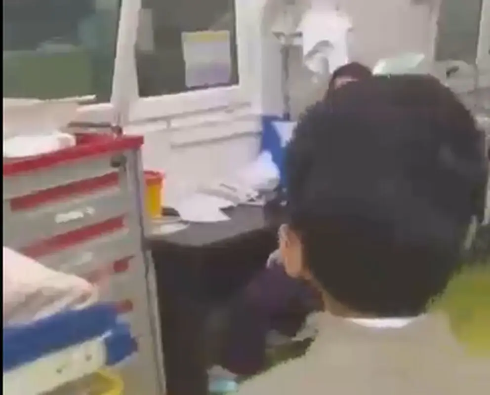ملاقات پسربچه ایرانی با خواهر تازه به دنیا آمده‌اش، اشک همه را درآورد