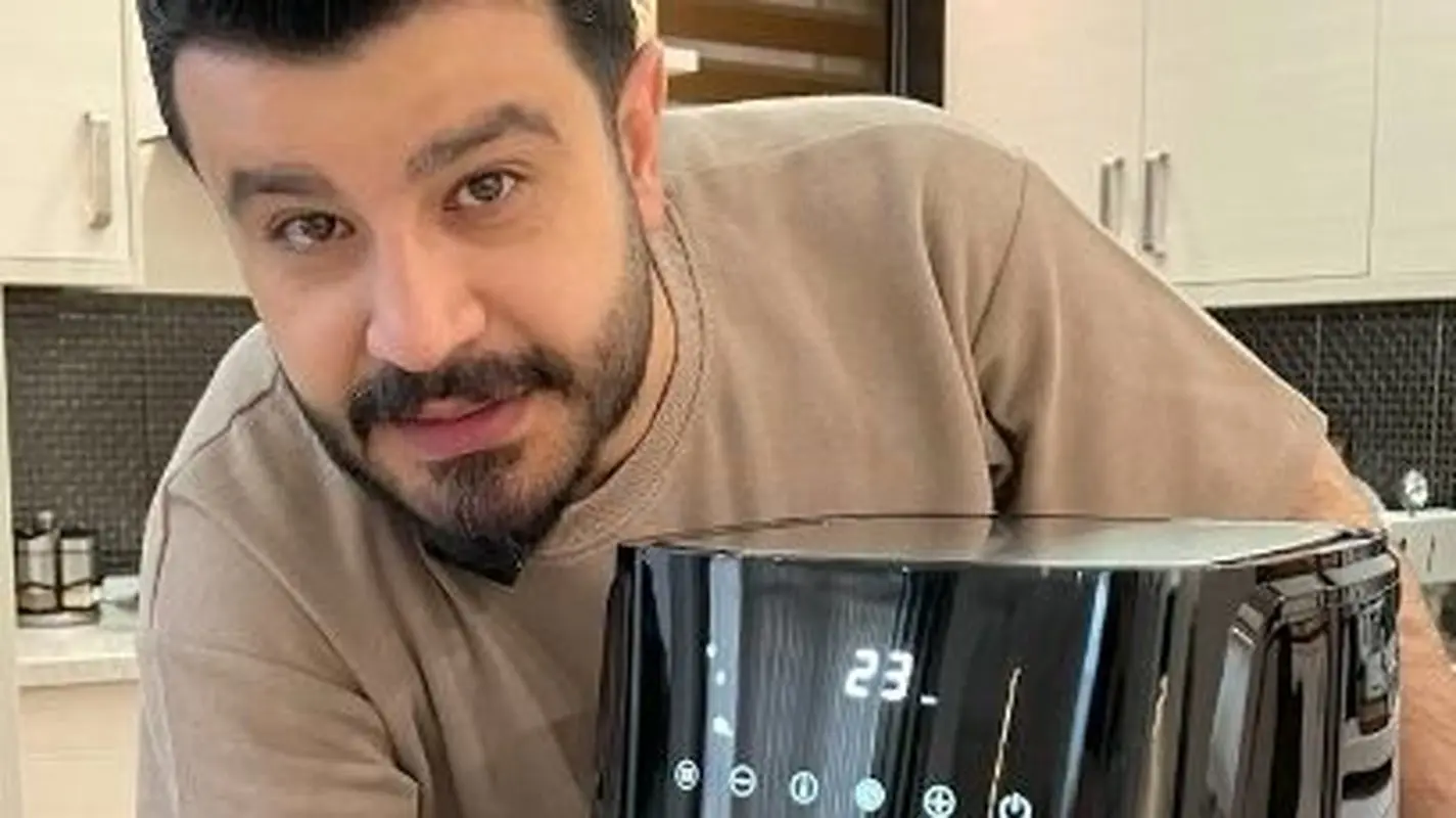 کافه‌بار شیک در آشپزخانه پیمان طالبی؛ از کابینت‌های خاص تا لوازم برقی لاکچری!